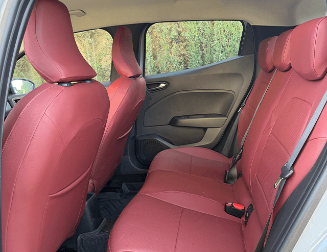 Renault Clio 5 2026 (citadine), vue latérale, location voiture · Agadir, Maroc