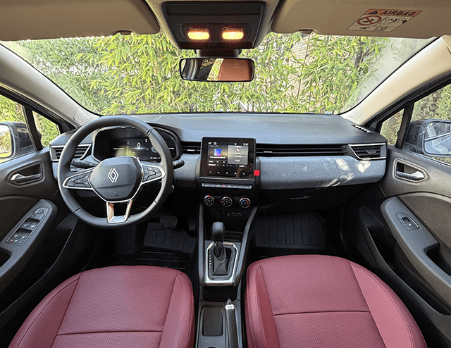 Renault Clio 5 2026 (citadine), vue latérale, location voiture · Agadir, Maroc