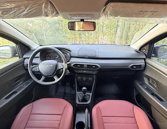 Dacia Logan 2026 (citadine), intérieur, location voiture · Agadir, Maroc