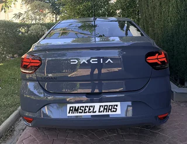 Dacia Logan 2026 (citadine), vue latérale, location voiture · Agadir, Maroc