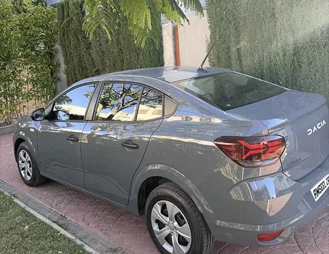 Dacia Logan 2026 (citadine), vue latérale, location voiture · Agadir, Maroc