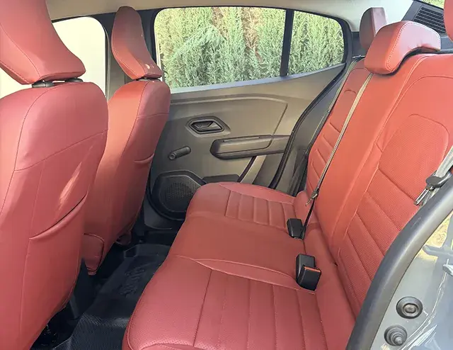Dacia Logan 2026 (citadine), vue latérale, location voiture · Agadir, Maroc
