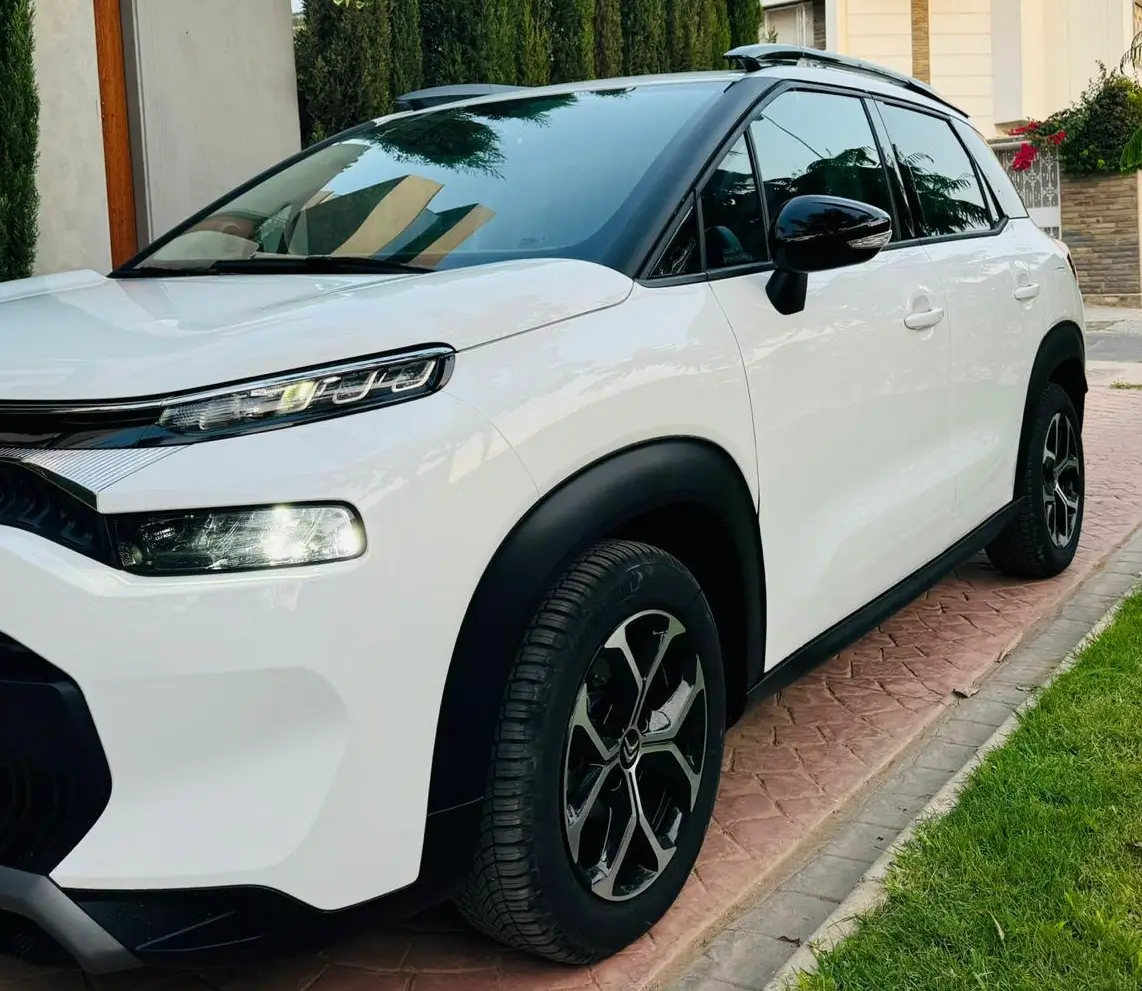 Citroën C3 Aircross 1.2 PureTech Hybrid 136 e-DCS6 2024 (SUV), vue latérale, location voiture · Agadir, Maroc