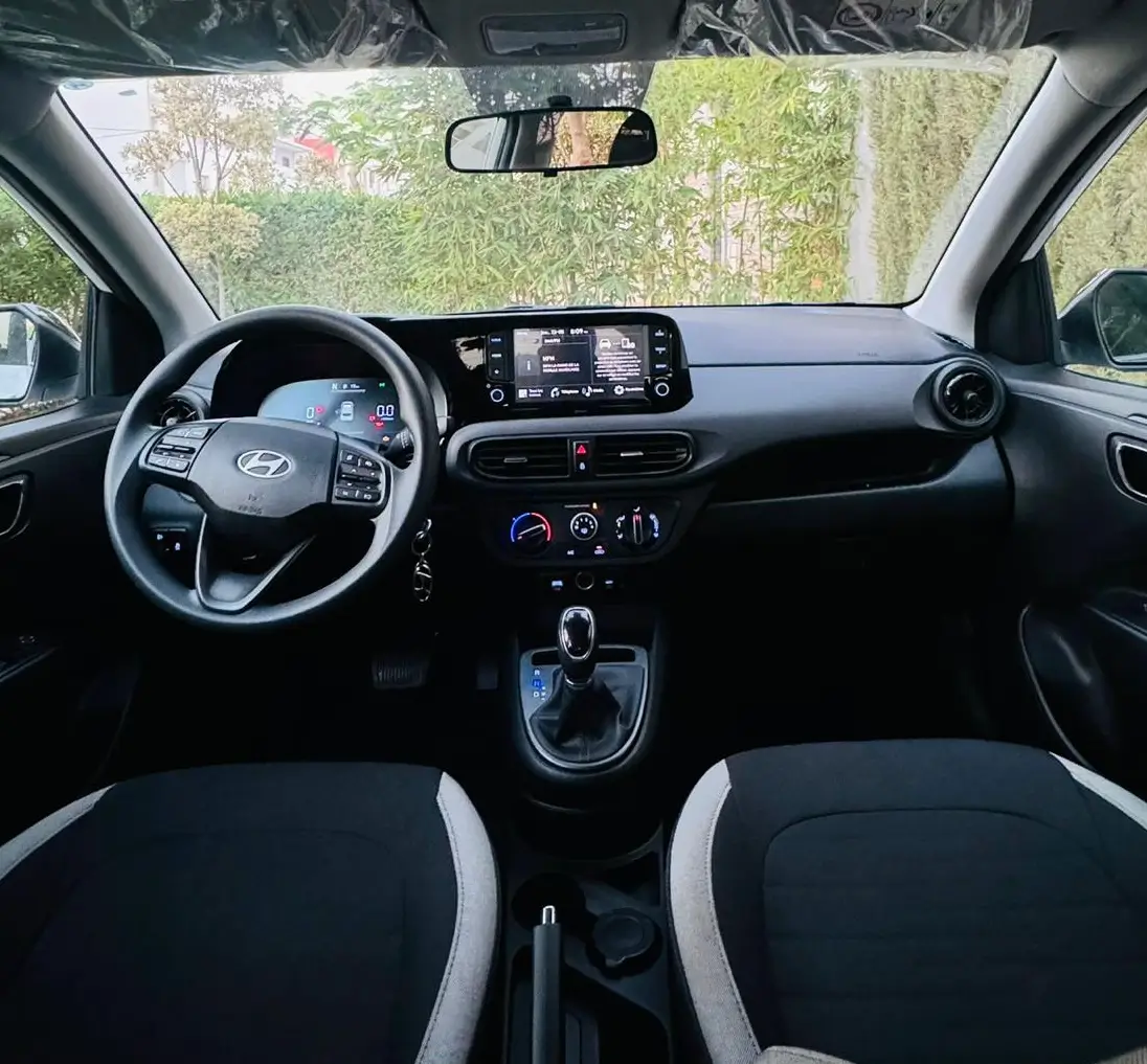Hyundai i10 1.0 MPi 63 AMT5 2024 (citadine), vue latérale, location voiture · Agadir, Maroc