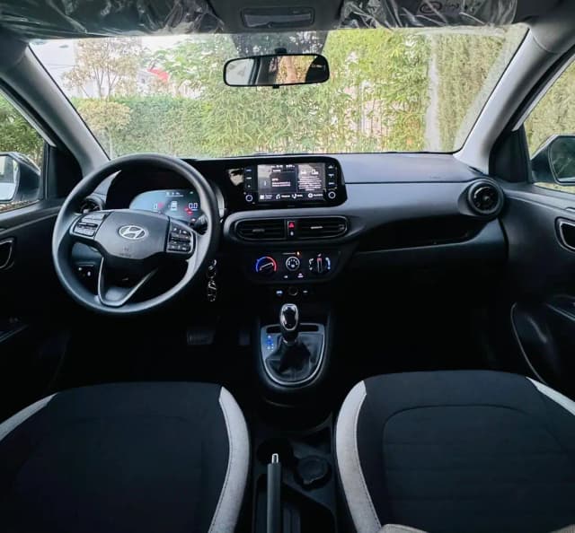 Hyundai i10 2024 (citadine), vue latérale, location voiture · Agadir, Maroc