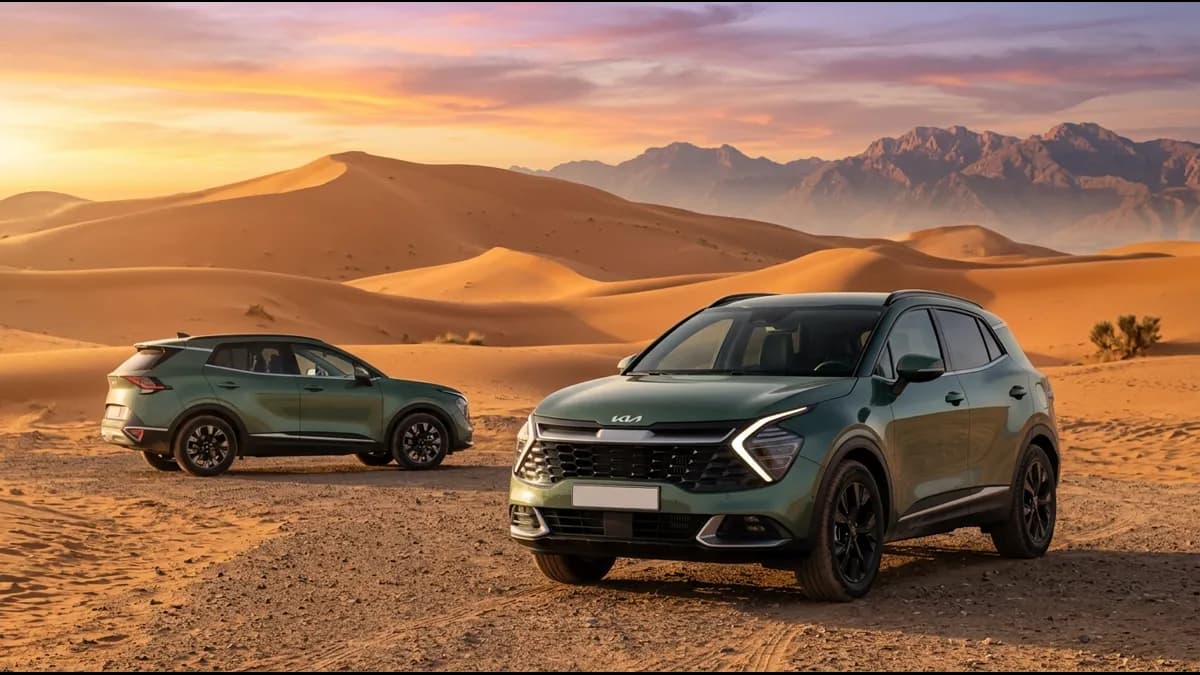 Vue d’un Kia Sportage 2025 garé dans un paysage désertique marocain avec les montagnes de l’Atlas en arrière-plan