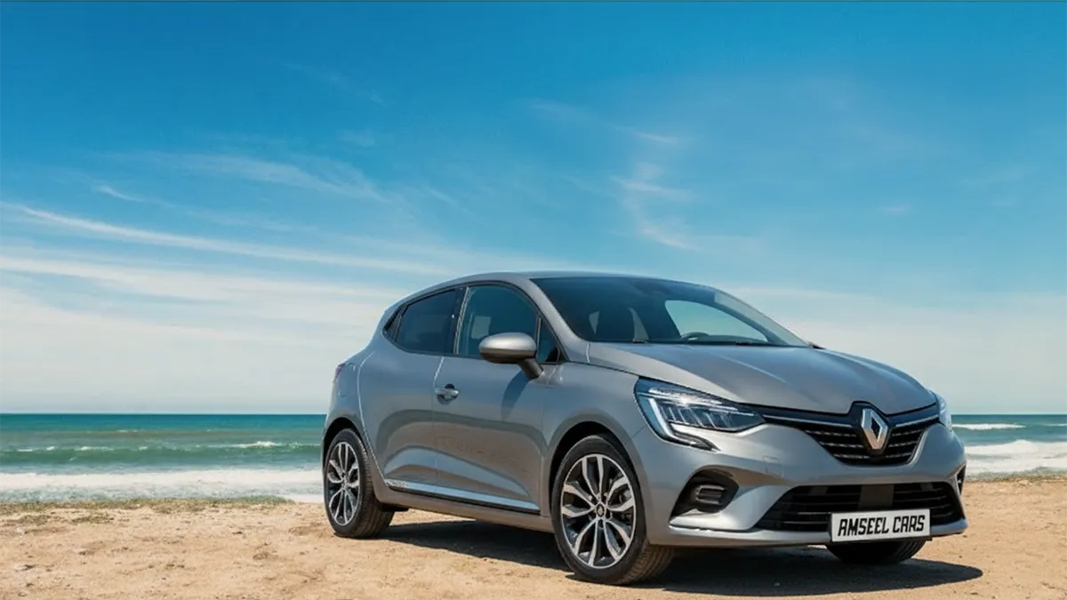 Renault Clio 5 diesel 2024 garée sur une route désertique marocaine au coucher du soleil, vue latérale montrant le design élégant, la silhouette compacte et l’environnement chaleureux. Clio 5