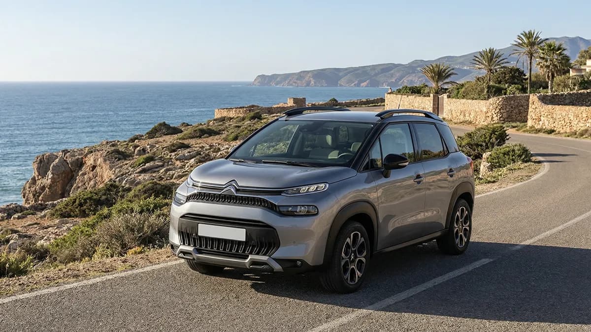 Vue frontale d'une Citroën C3 Aircross Gris 2024 stationnée sur une route côtière au Maroc – C3 Aircross