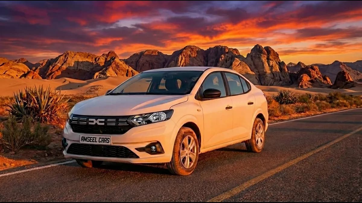 Une Dacia Logan 2024 garée sur une route désertique au coucher du soleil avec les montagnes de l'Anti-Atlas en arrière-plan, focus sur la silhouette élégante du véhicule Dacia Logan