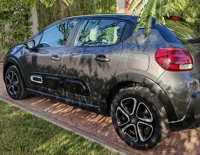 Citroën C3 2024 · vue latérale · Louer à Agadir | AmseelCars · citadine Citroën C3 2024 (citadine), vue latérale, location voiture · Agadir, Maroc