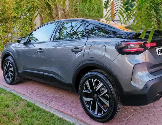 Citroën C4 1.2 PureTech 130 EAT8 2024 · vue latérale · Louer à Agadir | AmseelCars · SUV Citroën C4 1.2 PureTech 130 EAT8 2024 (SUV), vue latérale, location voiture · Agadir, Maroc