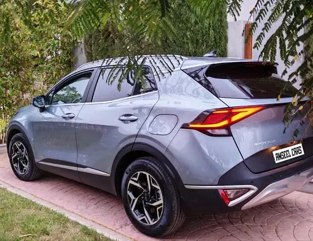 Kia Sportage 1.6 CRDi 136 DCT7 2025 · vue latérale · Louer à Agadir | AmseelCars · SUV Kia Sportage 1.6 CRDi 136 DCT7 2025 (SUV), vue latérale, location voiture · Agadir, Maroc