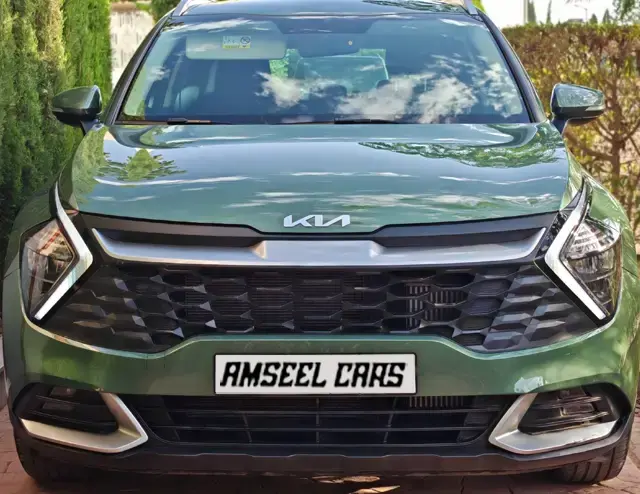 Kia Sportage 1.6 CRDi 136 DCT7 2025 · vue avant · Louer à Agadir | AmseelCars · SUV Kia Sportage 1.6 CRDi 136 DCT7 2025 (SUV), vue avant, location voiture · Agadir, Maroc · AmseelCars