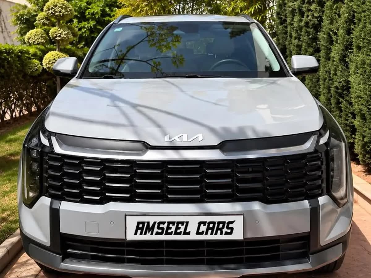 Kia Sportage location voiture Agadir (SUV) | SUV familial moderne, le Kia Sportage gris clair 1.6 CRDi 136 ch avec boîte autom… Kia Sportage 1.6 CRDi 136 DCT7 2026 (SUV), vue de face · Agadir, Maroc · AmseelCars