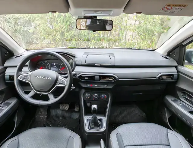 Dacia Sandero Stepway TCe 90 X-Tronic 2025 · vue latérale · Louer à Agadir | AmseelCars · SUV compact Dacia Sandero Stepway TCe 90 X-Tronic 2025 (SUV compact), vue latérale, location voiture · Agadir, Maroc