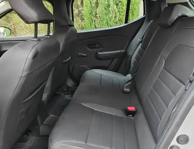 Dacia Sandero Stepway TCe 90 X-Tronic 2025 · vue latérale · Louer à Agadir | AmseelCars · SUV compact Dacia Sandero Stepway TCe 90 X-Tronic 2025 (SUV compact), vue latérale, location voiture · Agadir, Maroc