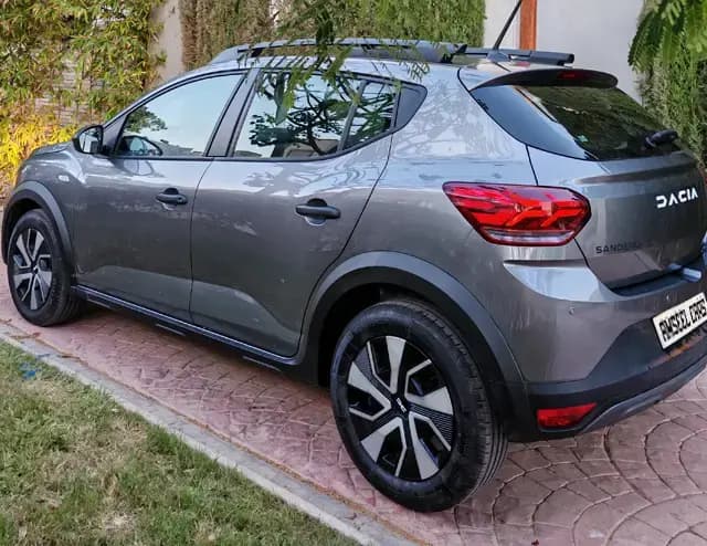 Dacia Sandero Stepway 2025 · vue latérale · Louer à Agadir | AmseelCars · SUV compact Dacia Sandero Stepway 2025 (SUV compact), vue latérale, location voiture · Agadir, Maroc