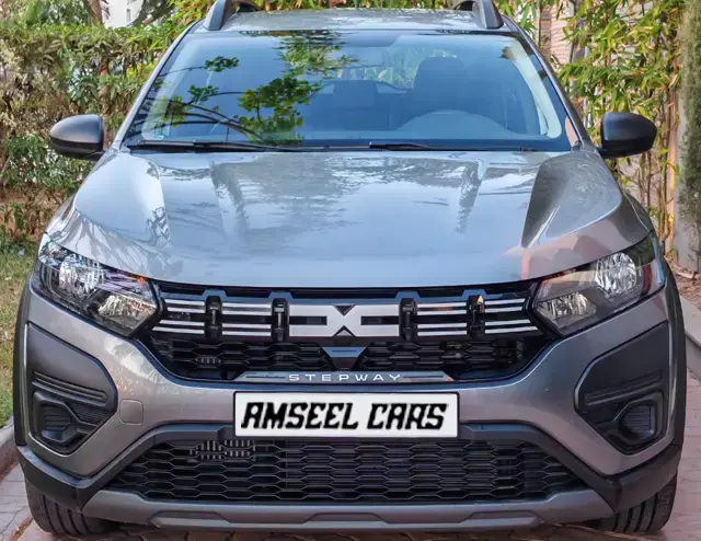 Dacia Sandero Stepway 2025 · vue avant · Louer à Agadir | AmseelCars · SUV compact Dacia Sandero Stepway 2025 (SUV compact), vue avant, location voiture · Agadir, Maroc · AmseelCars