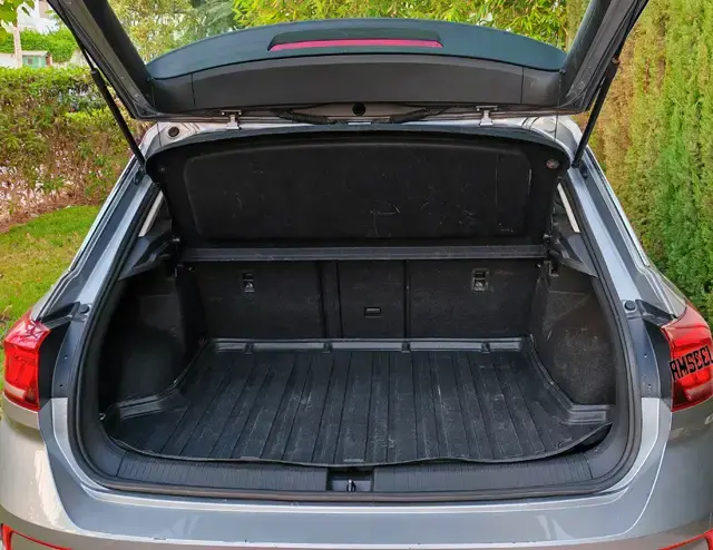 Volkswagen T-Roc 1.5 TSI 150 BVM6 2024 · tableau de bord · Louer à Agadir | AmseelCars · premium Volkswagen T-Roc 1.5 TSI 150 BVM6 2024 (premium), tableau de bord, location voiture · Agadir, Maroc