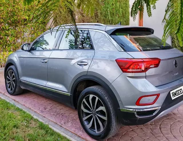Volkswagen T-Roc 1.5 TSI 150 BVM6 2024 · vue latérale · Louer à Agadir | AmseelCars · premium Volkswagen T-Roc 1.5 TSI 150 BVM6 2024 (premium), vue latérale, location voiture · Agadir, Maroc