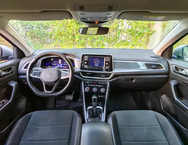 Volkswagen T-Roc 1.5 TSI 150 BVM6 2024 · vue arrière · Louer à Agadir | AmseelCars · premium Volkswagen T-Roc 1.5 TSI 150 BVM6 2024 (premium), vue arrière, location voiture · Agadir, Maroc