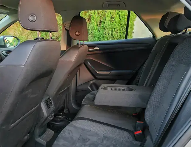 Volkswagen T-Roc 1.5 TSI 150 BVM6 2024 · détails habitacle · Louer à Agadir | AmseelCars · premium Volkswagen T-Roc 1.5 TSI 150 BVM6 2024 (premium), détails habitacle, location voiture · Agadir, Maroc