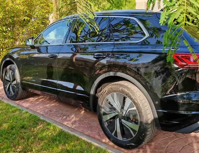 Volkswagen Touareg 2025 · vue latérale · Louer à Agadir | AmseelCars · SUV Volkswagen Touareg 2025 (SUV), vue latérale, location voiture · Agadir, Maroc