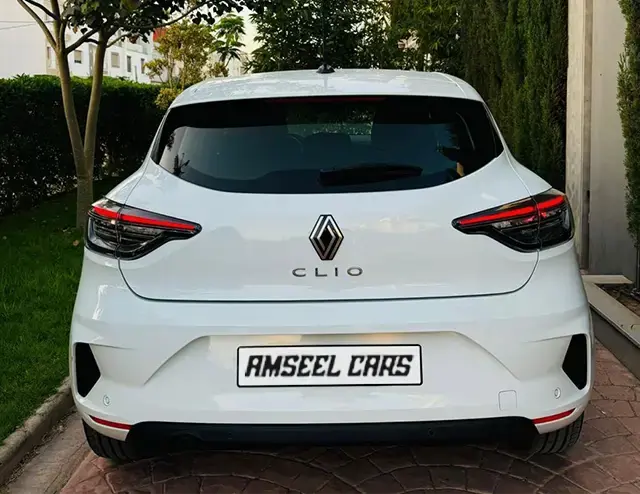 Renault Clio 5 1.5 Blue dCi 100 BVM6 2024 · intérieur · Louer à Agadir | AmseelCars · citadine Renault Clio 5 1.5 Blue dCi 100 BVM6 2024 (citadine), intérieur, location voiture · Agadir, Maroc