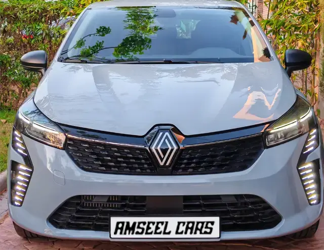 Renault Clio 5 2024 · vue avant · Louer à Agadir | AmseelCars · SUV Renault Clio 5 2024 (SUV), vue avant, location voiture · Agadir, Maroc · AmseelCars