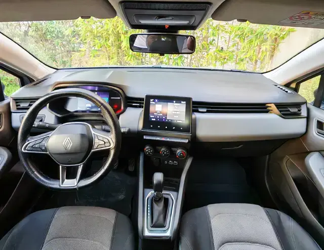 Renault Clio 5 2024 · vue latérale · Louer à Agadir | AmseelCars · SUV Renault Clio 5 2024 (SUV), vue latérale, location voiture · Agadir, Maroc