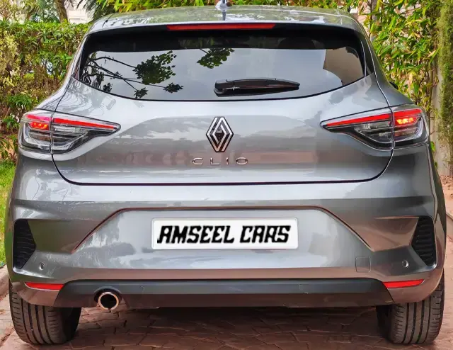 Renault Clio 5 1.5 Blue dCi 100 BVM6 2024 · intérieur · Louer à Agadir | AmseelCars · citadine Renault Clio 5 1.5 Blue dCi 100 BVM6 2024 (citadine), intérieur, location voiture · Agadir, Maroc