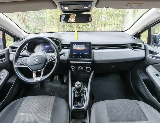Renault Clio 5 1.5 Blue dCi 100 BVM6 2024 · vue latérale · Louer à Agadir | AmseelCars · citadine Renault Clio 5 1.5 Blue dCi 100 BVM6 2024 (citadine), vue latérale, location voiture · Agadir, Maroc