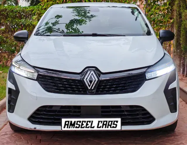 Renault Clio 5 1.5 Blue dCi 100 BVM6 2024 · vue avant · Louer à Agadir | AmseelCars · citadine Renault Clio 5 1.5 Blue dCi 100 BVM6 2024 (citadine), vue avant, location voiture · Agadir, Maroc · AmseelCars
