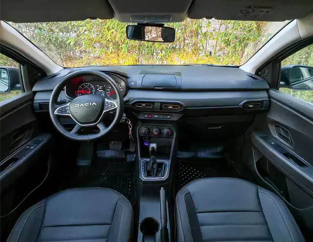 Dacia Logan 2024 · vue latérale · Louer à Agadir | AmseelCars · citadine Dacia Logan 2024 (citadine), vue latérale, location voiture · Agadir, Maroc