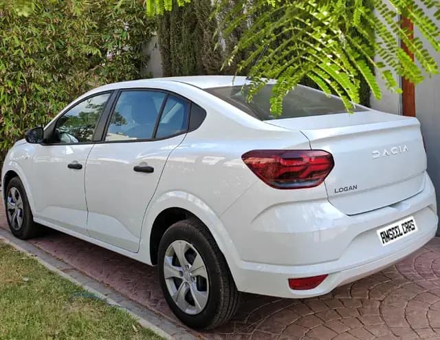 Dacia Logan 2024 · vue latérale · Louer à Agadir | AmseelCars · citadine Dacia Logan 2024 (citadine), vue latérale, location voiture · Agadir, Maroc