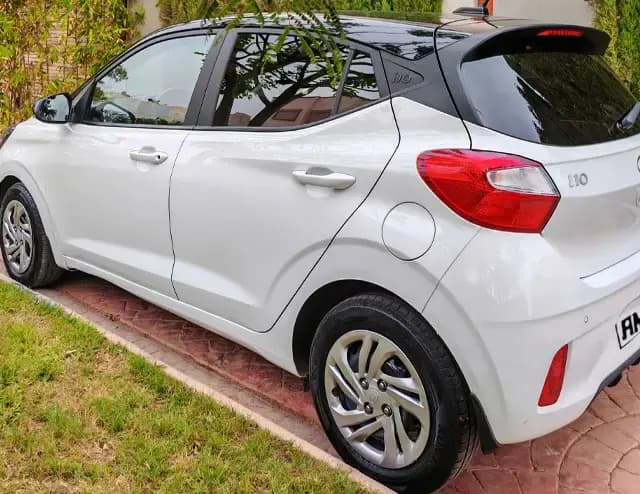 Hyundai i10 2024 · vue darriere · Louer à Agadir | AmseelCars · citadine Hyundai i10 2024 (citadine), vue darriere, location voiture · Agadir, Maroc