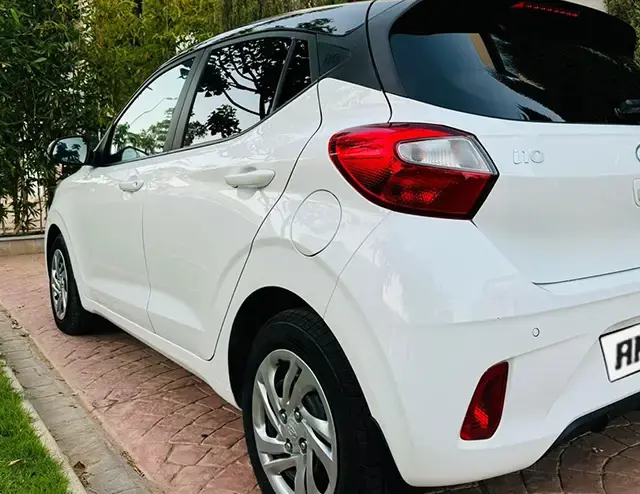 Hyundai i10 2024 · vue latérale · Louer à Agadir | AmseelCars · citadine Hyundai i10 2024 (citadine), vue latérale, location voiture · Agadir, Maroc