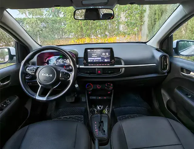 Kia Kia Picanto 2025 · vue latérale · Louer à Agadir | AmseelCars · SUV Kia Kia Picanto 2025 (SUV), vue latérale, location voiture · Agadir, Maroc